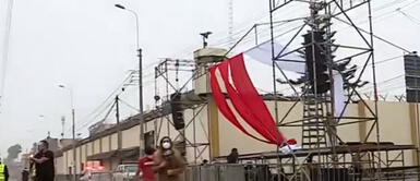 Arman estrado en frontis del penal Santa Mónica pese a negativa del Ministerio del Interior Arman estrado en frontis del penal Santa Mónica pese a negativa del Ministerio del Interior