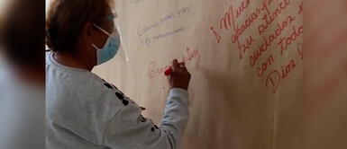 COVID-19 Perú: Adultos mayores escriben mensajes de gratitud tras ser vacunados contra coronavirus Tacna: Personas adultas mayores dejan mensajes de agradecimiento a enfermeras que los inmunizaron