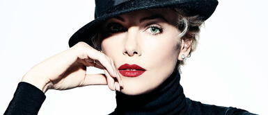 Charlize Theron Charlize Theron cambia su icónico pelo rubio y se convierte en pelirroja