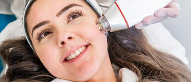 Conoce más sobre la radiofrecuencia facial y los beneficios estéticos que posee. Radiofrecuencia facial: De qué se trata y cuáles los beneficios de este tratamiento