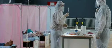 Trabajador desenchufa heladera para cargar su teléfono y se pierden mil vacunas contra la COVID-19 Asia: Trabajador desenchufa heladera para cargar su teléfono y se pierden mil vacunas contra la COVID-19