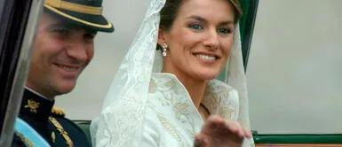 Letizia Ortiz y el vestido de novia bordado con hilos de plata y oro que usó hace 17 años Letizia Ortiz y el vestido de novia bordado con hilos de plata y oro que usó hace 17 años