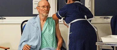 Falleció William Shakespeare, el primer hombre que recibió la vacuna contra el COVID-19 Murió William Shakespeare, el primer hombre vacunado contra el coronavirus