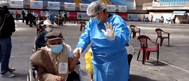 Cajamarca: Tatarabuelo de 102 años recibió la segunda dosis contra la COVID-19 y festejó bailando un carnaval Cajamarca: Tatarabuelo de 102 años recibió la segunda dosis contra la COVID-19 y festejó bailando un carnaval