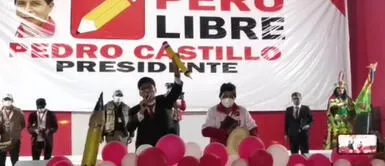 Pastor evangélico ora junto a Pedro Castillo en plena campaña proselitista. Pedro Castillo se arrodilló con Biblia en mano para orar durante mitin