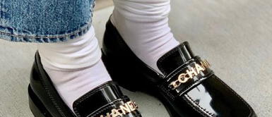 Estos outfits te muestran las alternativas que puedes crear con el polémico dúo de mocasines con medias blancas. Looks de mocasines con medias blancas que cambiarán tu idea sobre este polémico dúo