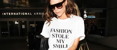 Victoria Beckham y sus trucos para verse alta y estilizada usando pantalones acampanados. Victoria Beckham da clase maestra sobre cómo lucir jeans acampanados cuando eres petite