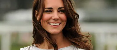 Kate Middleton realiza deleite fashionista con el outfit que llevó para la premiere del nuevo filme de Disney, 'Cruella'. Kate Middleton combina historia y estilo en su outfit para el estreno privado de 'Cruella'