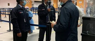 Leopoldo López es retenido en el aeropuerto Jorge Chávez Leopoldo López es retenido en el aeropuerto Jorge Chávez