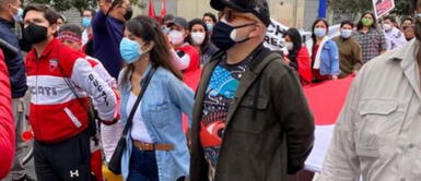 Beto Ortiz y Carla García en manifestación. Foto: Twitter/ Carlos Mesías Beto Ortiz y Carla García participan así en la “Marcha por la Democracia”