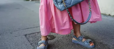 Sandalias Chanel Daddy sandals: Chanel invade Instagram con su nueva colección de sandalias planas