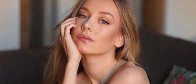 Ester Expósito estrena nueva manicura que marca tendencia de belleza. Ester Expósito estrena vibrante manicura que está causando furor entre las It girls