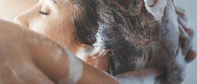 Aprovecha los beneficios de la exfoliación con esta receta natural que puedes preparar desde casa. Prepara tu propio exfoliante y disfruta todos los beneficios que tiene para tu cabello