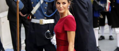 La reina Letizia realiza deleite de moda con elegante vestido negro. La reina Letizia da cátedra de estilo con pintoresco vestido que nos queda bien a todas