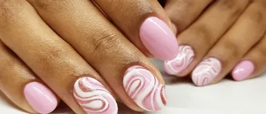 Manicure en ondas marca tendencia de belleza este 2021. Conoce el estilo de manicura que está causando furor entre las amantes del nail art