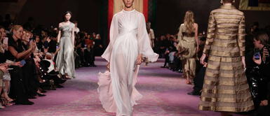 Dior también hará un recorrido por las construcciones más significativas de Grecia para armar un archivo fotográfico que se verá en el desfile de Cruise. Dior elige el mítico Estadio Panatenaico de Atenas para su próximo desfile Cruise