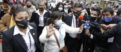 "Fuera terruca" le dijeron a Diana Boluarte a su salida de su local de votación. Dina Boluarte es agredida verbalmente a su salida de local de votación en Surquillo
