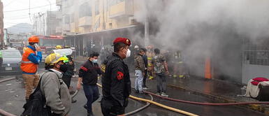 Incendio en el Centro de Lima ¡Incendio en el Centro de Lima! Reportan fuego de regulares proporciones en inmueble de tres pisos