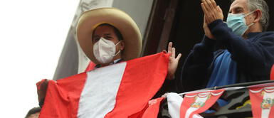 Pedro Castillo hizo balconazo al llegar a Lima al lado de Pedro Francke en la sede su partido. Pedro Castillo hace un llamado a sus personeros de defender hasta el último voto