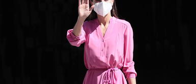 Reina Letizia En color rosa: Conoce el moderno vestido oversize que estrenó la Reina Letizia