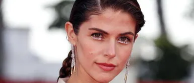 Stephanie Cayo ¡Sorprendente maquillaje! Stephanie Cayo deslumbró en alfombra roja con delineado lleno de brillos