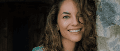 Bárbara Mori sorprende con novedoso cambio de look para una sesión de fotos. Bárbara Mori causa furor con cambio de look protagonizado por cabello rubio y vestido glam