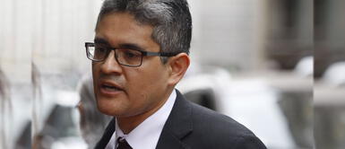 José Domingo Pérez investiga a Keiko Fujimori y su partido Fuerza Popular por presunta organización criminal, lavado de activos y otros delitos graves. Fiscalía pide protección para José Domingo Pérez ante amenaza de turbas fujimoristas