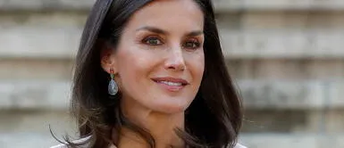 La reina envía mensaje de apoyo y resiliencia a las víctimas de trata de mujeres con su más reciente outfit. Reina Letizia envía mensaje de resiliencia a sobrevivientes de la trata de mujeres con su más reciente look