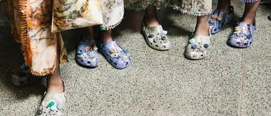 Balenciaga presenta modelo de Crocs con tacones durante su último desfile. Crocs con tacones, el nuevo zapato que ha conmocionado a los amantes de la moda