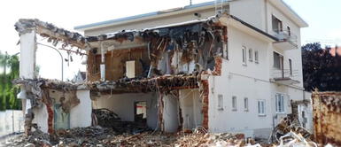 Hechos ocurrieron en Inglaterra. Albañil destruyó una casa que remodeló porque los dueños no le pagaron