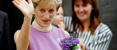 Este es el motivo por el cual Lady Di usaba el mismo vestido de flores en sus visitas humanitarias. Lady Di y el motivo por el que usaba el mismo vestido de flores en actividades humanitarias