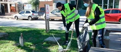 La ciudad tiene casi un 80% de camas UCI ocupadas y un promedio de 50 contagios diarios. Foto: Clarín Argentina: municipio obliga a barrer veredas a jóvenes que asistieron a fiestas COVID-19