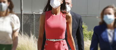 Reina Letizia En tonos rosa: La Reina Letizia confirma su nuevo color favorito para esta temporada 2021