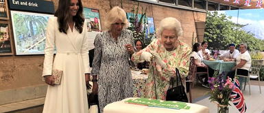 Reina Isabel II corta pastel con espada ceremonial en la cumbre del G7 Video: reina Isabel insiste se aferra a cortar pastel con una espada ceremonial