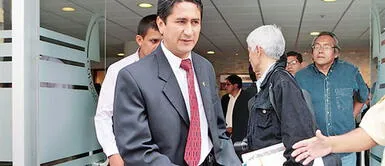 Si bien, Vladimir Cerrón es el fundador de Perú Libre, su candidato a la presidencia, Pedro Castillo busca deslindarse de su imagen. Vladimir Cerrón: Fiscalía interviene oficinas del gobierno regional de Junín y detiene a 27 exfuncionarios