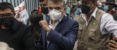 Julio Guzmán se reunió este martes con Pedro Castillo en el local de Perú Libre en Breña. Foto: Aldair Mejía/La República Julio Guzmán se reunió este martes con Pedro Castillo en el local de Perú Libre en Breña. Foto: Aldair Mejía/La República