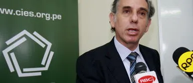 Los reporteros de Canal N no se percataron que su micrófono estaba encendido e insultaron y ningunearon a Pedro Francke. Reporteros insultaron y ningunearon a Pedro Francke cuando, por error, dejaron abierto su micrófono