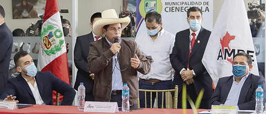 Cita. Castillo entre Paz de la Barra, presidente de AMPE, y Edwin Subileti, alcalde de Cieneguilla. Foto: difusión Cita. Castillo entre Paz de la Barra, presidente de AMPE, y Edwin Subileti, alcalde de Cieneguilla. Foto: difusión