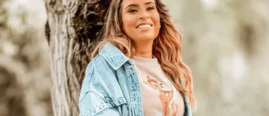 Ethel Pozo nos enseña cómo llevar un enterizo de mezclilla en un look maduro y moderno. Ethel Pozo da lección de estilo sobre cómo llevar un enterizo de mezcilla en un look maduro