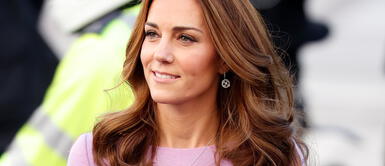 Kate Middleton recuerda a la princesa Diana con su más reciente look. Kate Middleton recuerda a la princesa Diana con un sofisticado outfit total white