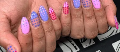 Conoce más sobre la manicura de lunares. ¿Buscas un nuevo estilo de manicure? No te pierdas el diseño más hot del momento