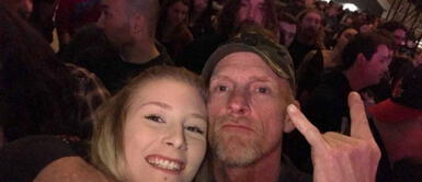 Hija canta en lenguaje de señas para que su padre sordo pueda disfrutar el concierto en Canadá Hija canta en lenguaje de señas para que su padre sordo pueda disfrutar el concierto