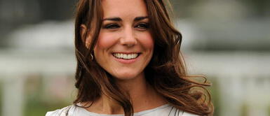 Kate Middleton y blazer rosa Blazer y zapatillas: Kate Middleton elige el dúo más cómodo para un outfit casual chic