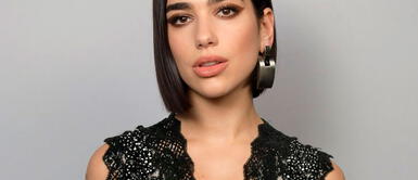 Dua Lipa se pasa al rojo más vibrante Dua Lipa se pasa al tono de rojo más vibrante luciendo outfit de Versace