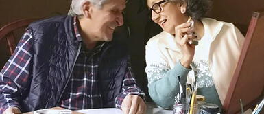 Pareja de esposos con discapacidad auditiva son tendencia Esposos con discapacidad auditiva crean emprendimiento familiar de juegos lúdicos y prendas tejidas