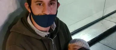 Padre sale a la calle con bebé a repartir curriculum Padre con bebé en brazos sale a las calles a repartir su currículum para poder sobrevivir