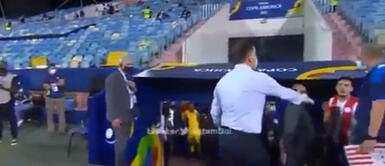 Gómez esperó en el túnel al árbitro del Perú vs. Paraguay luego de ver la roja “¡Vení si sos hombre!”: Gómez esperó en el túnel al árbitro del Perú vs. Paraguay tras ser expulsado