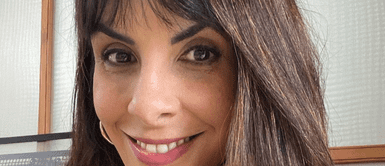 Carla García emplea un clásico de la moda para un look divertido y energético. Carla García emplea un clásico de la moda para darle más personalidad a sus outfits