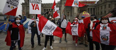 Los simpatizantes de Keiko Fujimori exigen nuevas elecciones. Simpatizantes de Fuerza Popular insisten en acampar frente al Poder Judicial