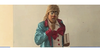 Joven se paga la carrera trabajando como payaso. Joven sorprende al llegar vestido de payaso a sus clases: "No me avergüenzo, pronto seré un excelente abogado"